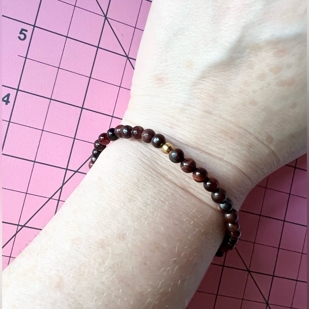 Modern Genuine Tiger’s Eye Bead Bracelet Stretch Cord ~ gold tone clam closure
